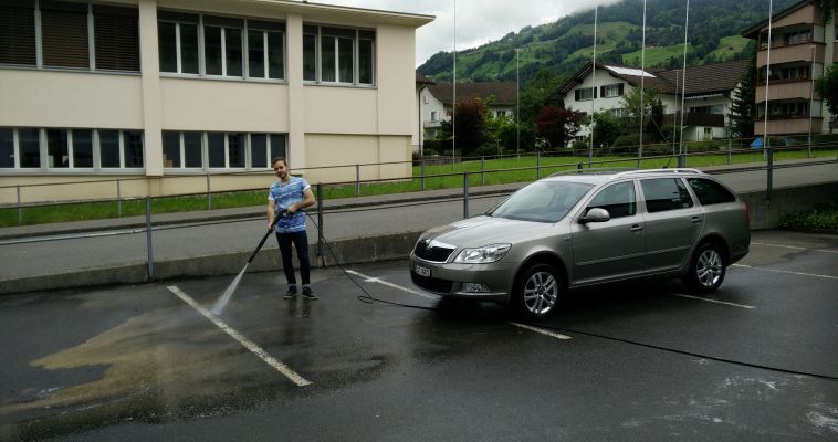Alle versuchten zu helfen.